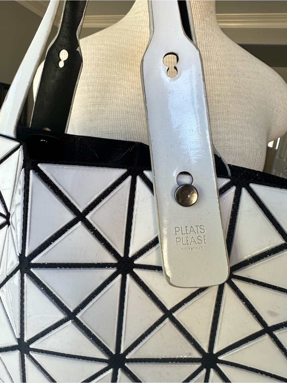 BAO BAO Issey Miyake white and black prism tote 13x13 adjustable handles - Picture 11 of 17